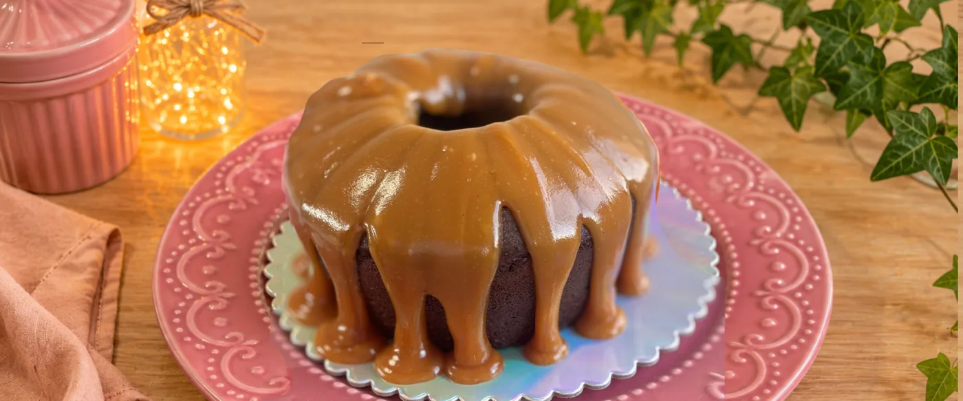 Bolo de chocolate saudável com cobertura de doce de leite